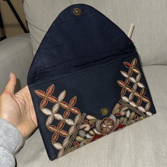 Franchesca embroidered hand bag. - Picture 5 of 7